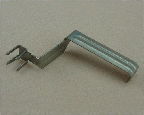 屋面瓦防風(fēng)扣-敲擊抗風(fēng)搭扣 敲擊抗風(fēng)搭扣根據(jù)使用地區(qū)風(fēng)力和坡度的情況,采用相應(yīng)數(shù)量的搭扣固定,適用于所有的混凝土瓦.