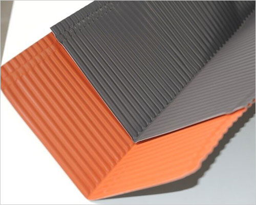 鋁制排水溝 鋁制排水溝是*鋁材產(chǎn)品,可兩面使用.鋁制排水溝上有三條預(yù)制彎折線,施工人員能直接在屋面上不用任何工具完成各種彎折.