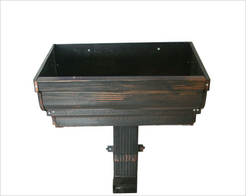 300型彩鋁落水系統(tǒng) 6K型彩鋁落水系統(tǒng)有高低屋面的屋檐上安裝檐溝時(shí),需增加側(cè)墻泛水板,防止墻被污染.