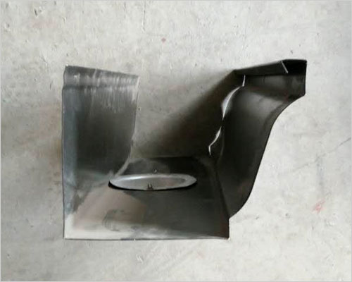 K型檐溝 K型檐溝屬于金屬落水系統(tǒng),是屋檐邊的集水溝,沿溝長單邊收集雨水且溢流雨水能沿溝邊溢流到室外.