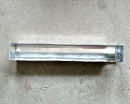 吊接器 吊接器設(shè)計(jì)簡潔,安裝簡單,安穩(wěn)耐用.其豐富的色彩,金屬的質(zhì)感,優(yōu)美的造型為建筑物帶來強(qiáng)烈的表現(xiàn)力.