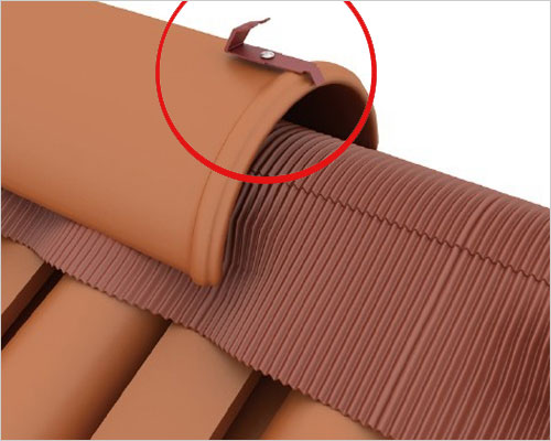 屋面瓦防風(fēng)扣-錐脊瓦搭扣 錐脊瓦搭扣使脊瓦的安裝更為簡(jiǎn)便.且使用的是耐腐蝕螺釘或圓釘,大大提高了錐脊瓦搭扣的使用壽命.